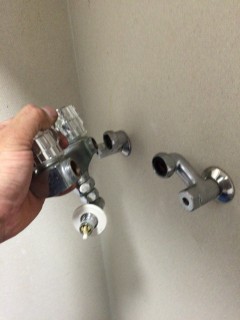 ③水道元栓を閉め、水抜きを建物最下層の水栓より行い、既存水栓を順番にバラします