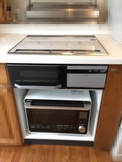 ⑧据え置き型オーブンを設置しました。アルミ板と化粧ボードをオーブン背面に造作し、メンテナンス製た意匠性をアップを