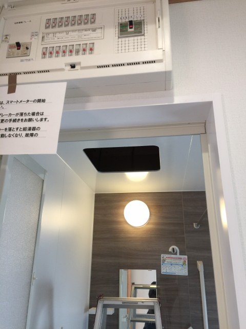 H29.10月　狛江市　カップボード用回路電源の増設(床下、天井裏を駆使した隠蔽工事)