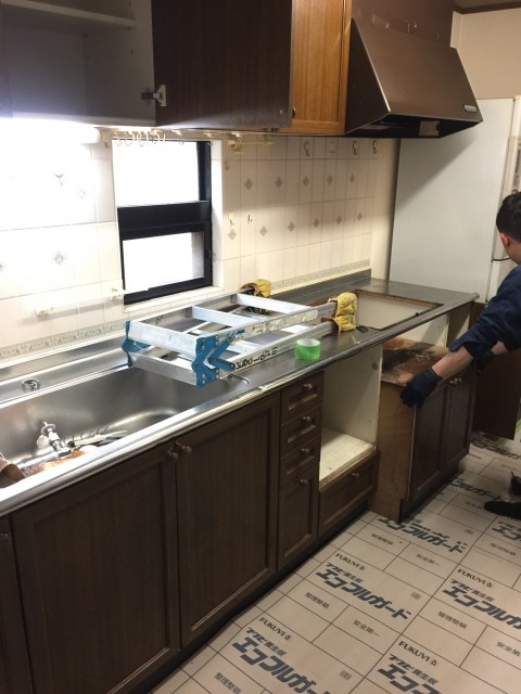 H29.12月　横浜市中区　既設キッチン撤去及び、タイル剥がし、給水給湯、排水管切り回し