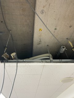 施工中　室内機　天井裏配線