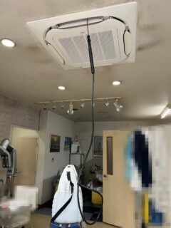 埼玉県熊谷市　天井カセット業務用エアコン　作業中室内機1