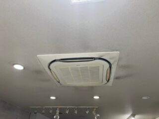 埼玉県熊谷市　天井カセット業務用エアコン　作業前室内機2