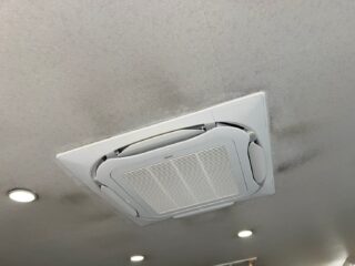 埼玉県熊谷市　天井カセット業務用エアコン　作業前室内機3