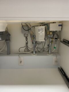 機器交換リフォーム　キッチン一式　システムキッチン　ザ・クラッソ　タッチレスきれい除菌水　作業中