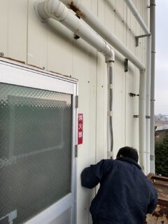静岡県御殿場市　床置きエアコン　床置きパッケージエアコン　業務用エアコン　作業中