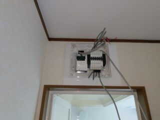 新しい分電盤取り付け中