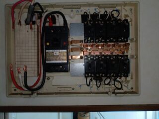 作業中　分電盤取り外し