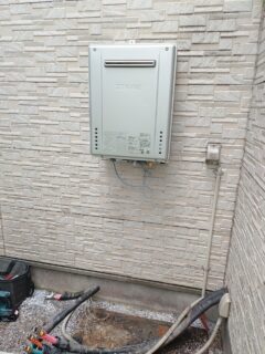 作業中 断熱材処理 東芝製エコキュート エコキュート エコキュート交換 ノーリツ製 給湯器交換 エコキュートから給湯器への交換 