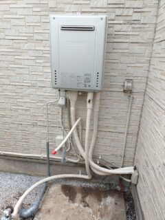 作業中 断熱材処理 東芝製エコキュート エコキュート エコキュート交換 ノーリツ製 給湯器交換 エコキュートから給湯器への交換 